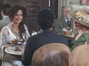 Isabel conta o que fará com o novo Alheira (Foto: Lado a Lado/TV Globo) Isabel conta o que fará com o novo Alheira (Foto: Lado a Lado/TV Globo)