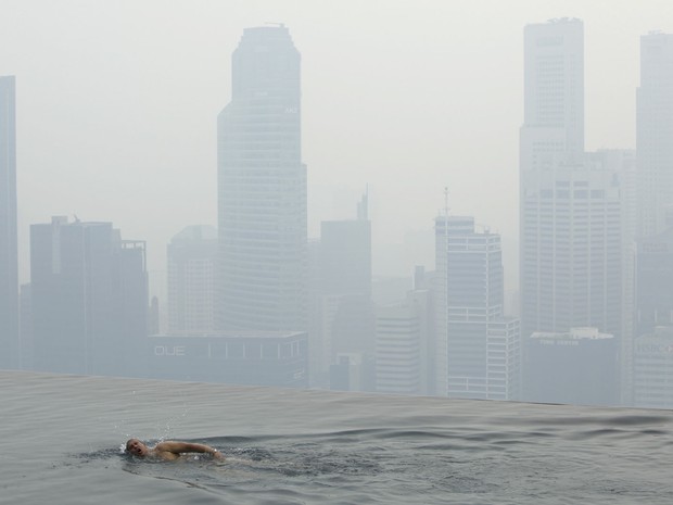 Cingapura registrou altos níveis de poluição nesta segunda-feira (17). Vários prédios do centro financeiro e cartões postais ficaram encobertos por uma densa neblina. (Foto: Edgar Su/Reuters)