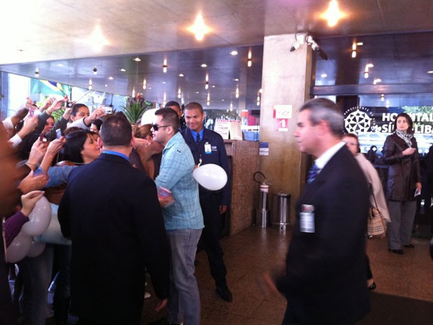 Thiago cumprimenta fãs na porta do Sírio (Foto: Paulo Toledo Piza/G1)