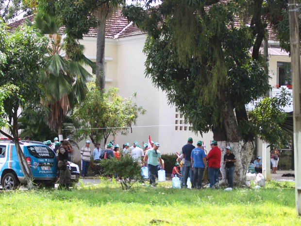 Agricultores estão acampados na sede da Secretaria de Agricultura do estado (Foto: Marlon Costa/Pernambuco Press)