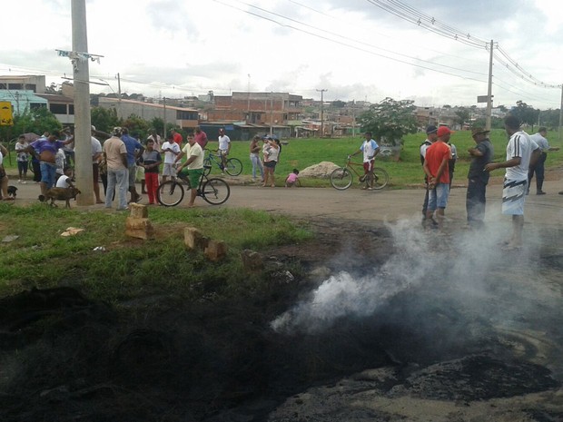 Moradores durante protesto por saneamento básico no DF (Foto: Bárbara Nascimento/G1)