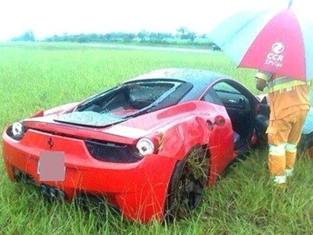 Ferrari fica destruída após capotamento na Castello Branco (Foto: Nelson Minucci/Repórter na Rua)