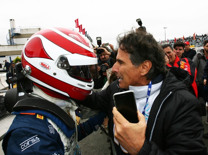 Pedro Piquet recebe o cumprimento do pai Nelson após vitória em Curitiba (Foto: Luca Bassani)