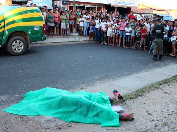 Adolescente foi morto na porta de escola da Zona Sul (Foto: Ellyo Teixeira/G1)