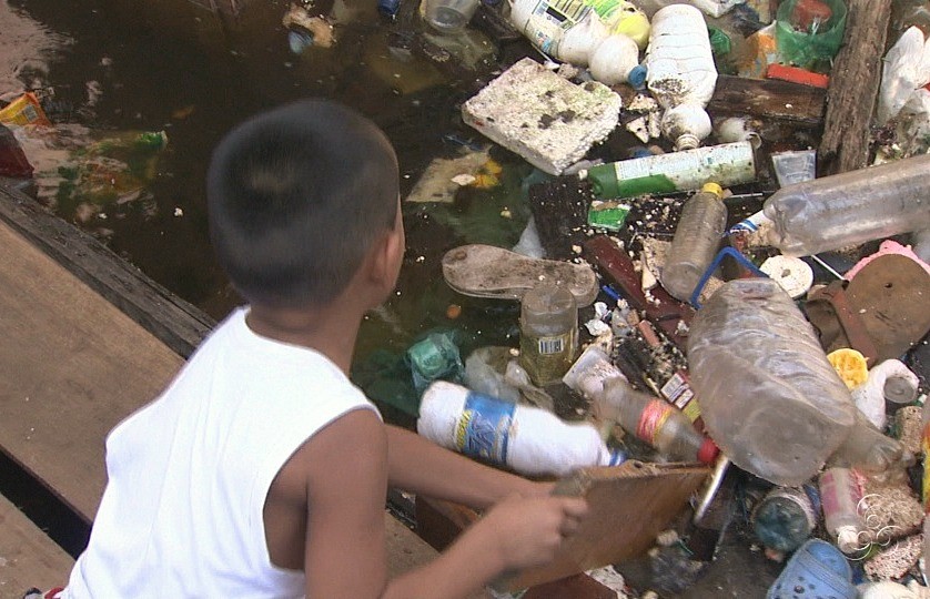 Crianças brincam com lixo contaminado (Foto: Jornal do Amazonas)