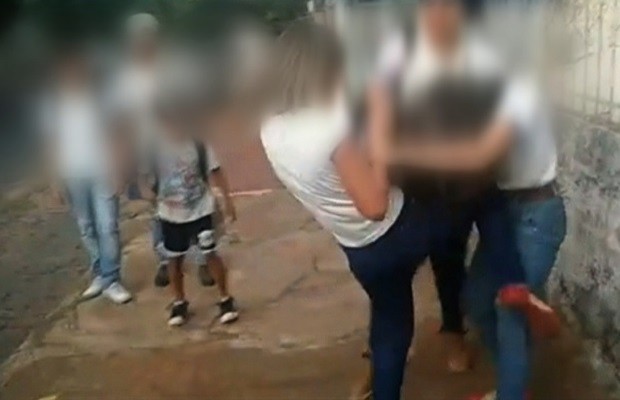 G V Deo Mostra Briga Entre Duas Alunas Na Porta De Escola Em Goi S Assista Not Cias Em Goi S