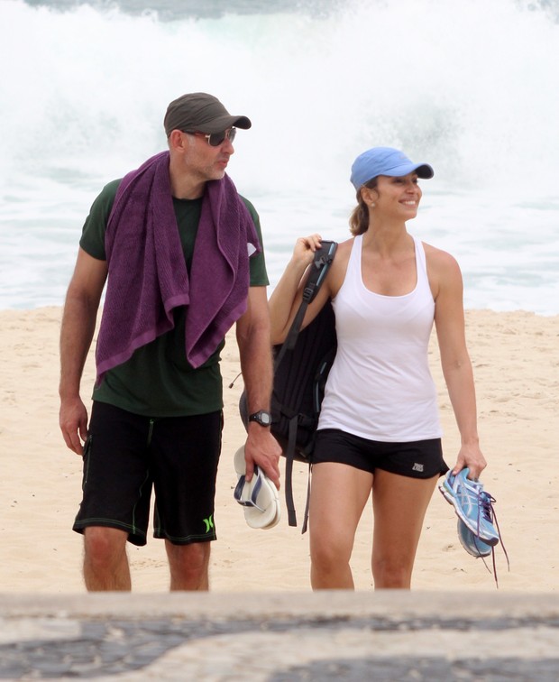 Tande com a namorada em praia no Rio (Foto: AgNews / AgNews)