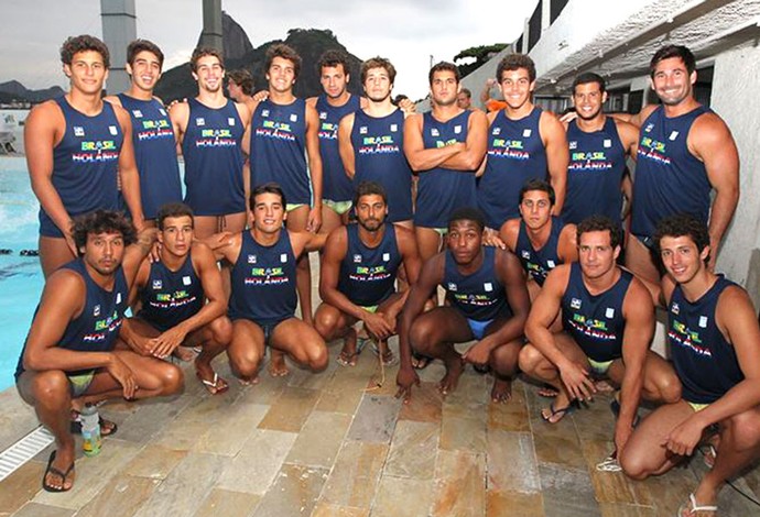 Seleção Brasileira de polo aquático nos jogos contra a Holanda (Foto: Divulgação / CBDA)