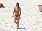 Cynthia Howlett dá mergulho e se exercita em dia de praia no Rio