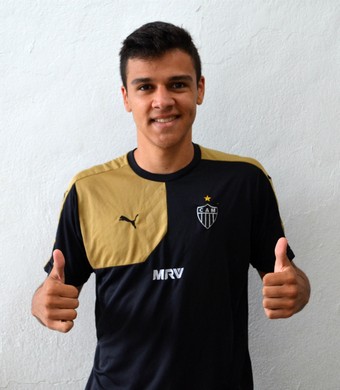 Thalis estÃÂÂÂÃÂÂ¡ no profissional do Galo (Foto: Arquivo Pessoal Thalis)