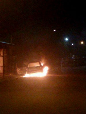 Um carro que estava paradao em frente a uma residência em Macau foi incendiado (Foto: Eduardo Carlos)