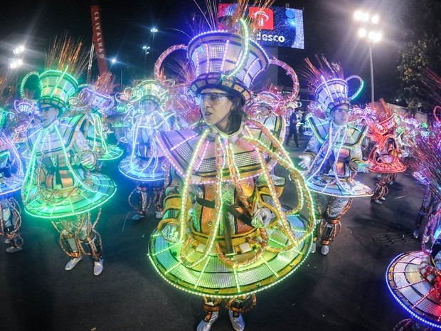Com fantasias iluminadas, integrantes desfilam pela Unidos da Tijuca (Foto: Alexandre Durão/G1)