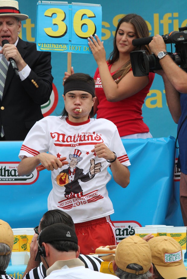 Matt Stonie comeu 62 hot dogs em 10 minutos (Foto: Tina Fineberg/AP)