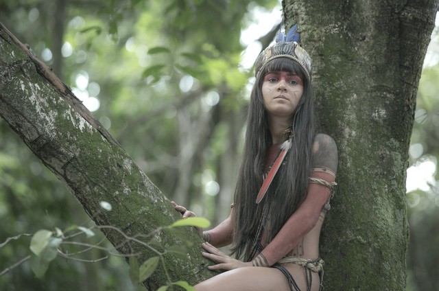 Giullia Buscacio como a índia Jacira, de 'Novo mundo' (Foto: Divulgação)
