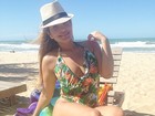 Geisy Arruda vai à praia com maiô estampado  e compartilha foto na web