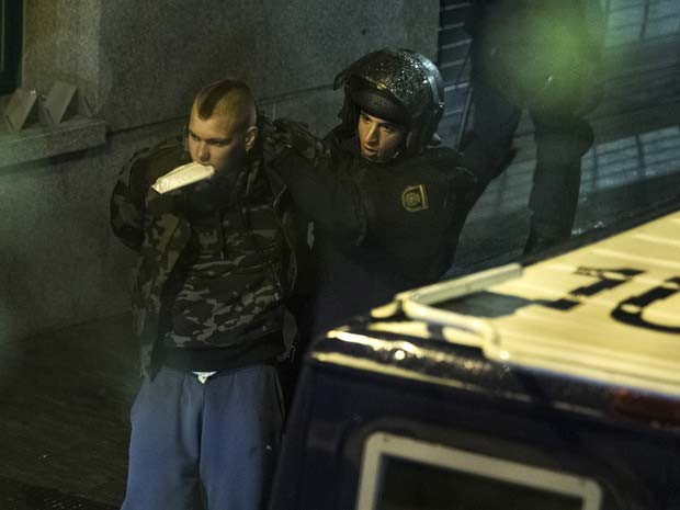 Manifestante e preso durante protesto contra austeridade neste sábado (21) em Madri (Foto: AP Photo/Andres Kudacki)