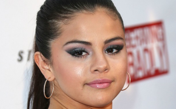 "Sofri bullying em cada segundo de cada dia que passei nos dois ciclos do Ensino Fundamental", diz Selena Gomez. Tenso. (Foto: Getty Images)