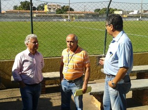 Presidente da FMF conversa com engenheiro da prefeitura de Cuiabá (Foto: Christian Guimarães)