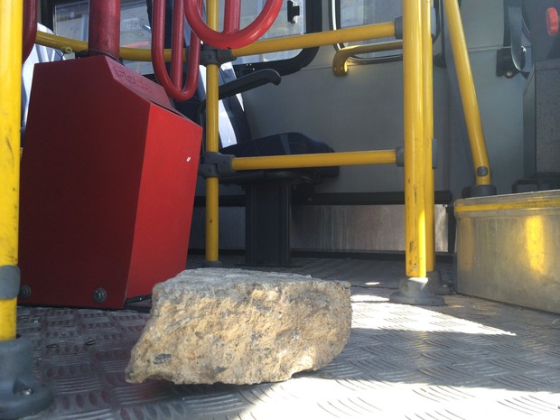 Pedra gigante foi arremessada em ônibus (Foto: Daniel Silveira/G1)