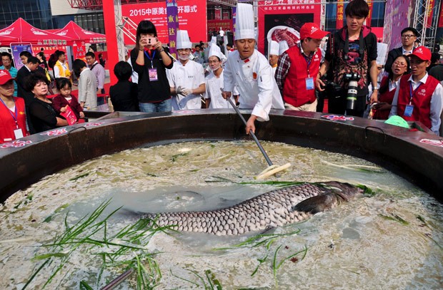 Chineses usaram um peixe enorme para preparar uma sopa (Foto: Reuters)
