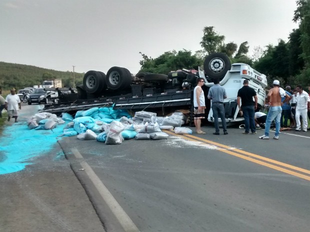 G1 Caminhão carregado fertilizante tomba na SP 157 em Guareí