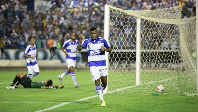 Luís Soares comemora gol do CSA (Foto: Jonathan Lins/GloboEsporte.com)