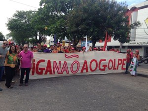 Manifestação em Caruaru defende governo, Dilma e Lula (Foto: Kamylla Lima/G1)