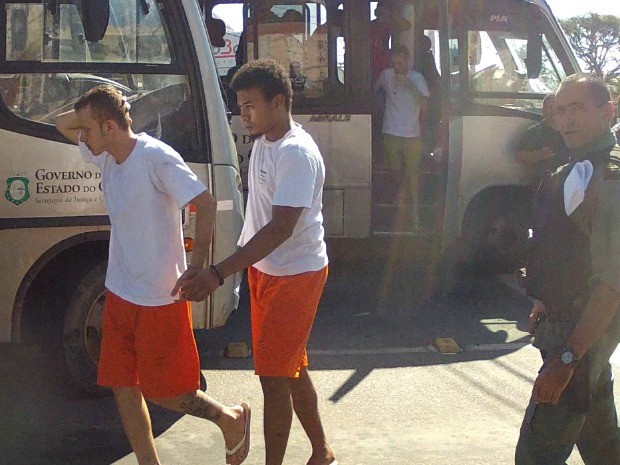 Após colisão, presos foram transferidos para segundo ônibus (Foto: TV Verdes Mares/Reprodução)