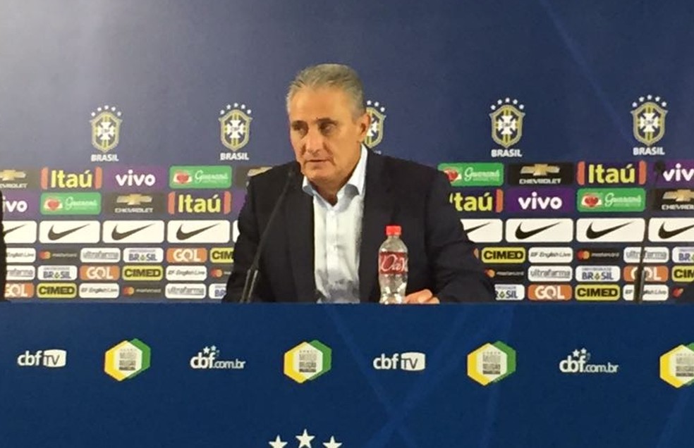 Tite é avisado durante a coletiva que o Brasil havia garantido a classificação para a Copa do Mundo (Foto: Alexandre Lozetti)