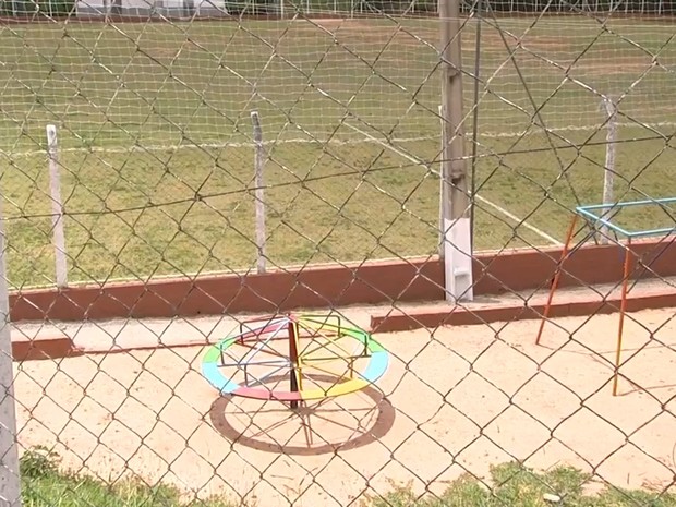 Parquinho e campo de futebol foram apontados como locais de infecção (Foto: Reprodução/TV TEM) Parquinho e campo de futebol foram apontados como locais de infecção (Foto: Reprodução/TV TEM)