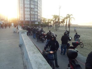 Motociclistas na ciclovia na divisa de Santos e São Vicente (Foto: Bruno Gutierrez/G1)