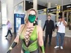 Ex-Gata do Brasil Luana Costa 'causa' em aeroporto do Rio 