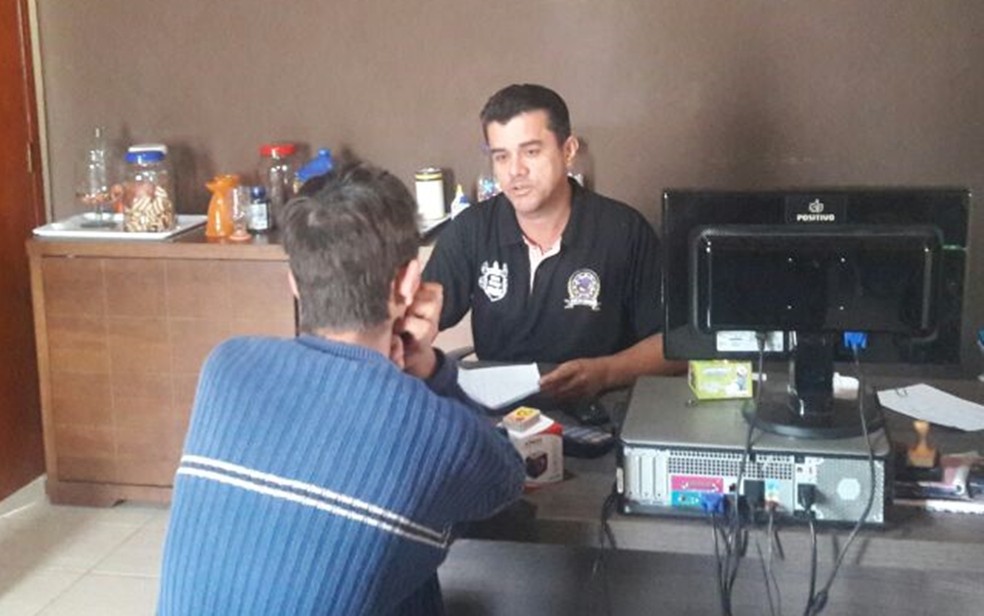 Adolescente em conversa com o coordenador terapêutico da clínica de recuperação (Foto: Arquivo pessoal)