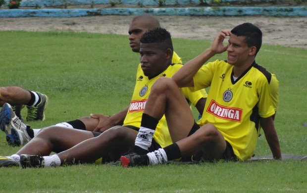 Lúcio Maranhão e Thalysson, do ASA (Foto: Leonardo Freire/GLOBOESPORTE.COM)