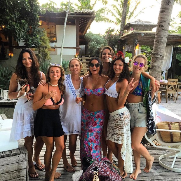 Isis Valverde passa aniversário com Luiza Brunet e amigas (Foto: Instagram / Reprodução)