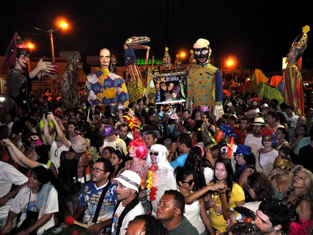Bonecos gigantes são atração à parte no bloco natalense (Foto: João Maria Alves) Bonecos gigantes são atração à parte no bloco natalense (Foto: João Maria Alves)
