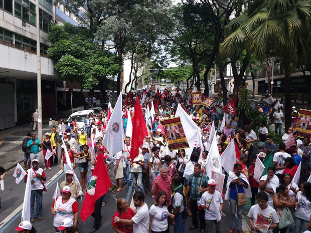 Manifestação segue para a praça da Assembleia Legislativa de Minas Gerais, na Região Centro-Sul (Foto: Michele Marie/G1)