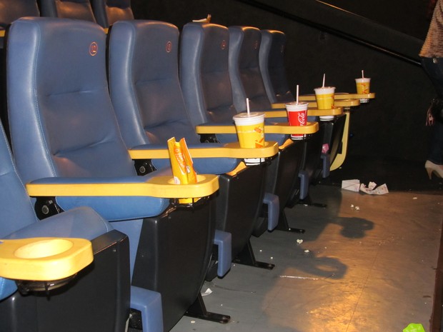 Nas salas de cinema poucas pessoas recolhem os copos de refrigerente e os sacos de pipoca. (Foto: Fabiana De Mutiis/G1)