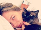A gatinha e o gatinho: Fiorella posta foto sonolenta com seu bichano