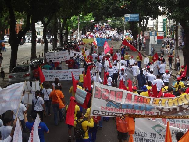 Manifestação interditou as ruas da avenida Presidente Vargas, em Belém (Foto: Thais Rezende/ G1)
