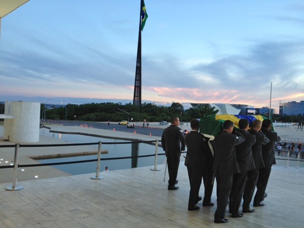 Caixão com o corpo de Oscar Niemeyer deixa o Palácio do Planalto (Foto: Fabiano Costa / G1)