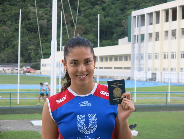 Bruna posa ao lado de seu primeiro passaporte (Foto: Marcello Pires)