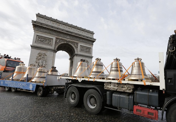 Sinos passa pela Champs Elyseé (Foto: Philippe Wojazer/Reuters)