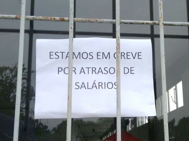 Conforme sindicato, sal&aacute;rio de setembro n&atilde;o foi pago (Foto: Denise de Medeiros/RBS TV)