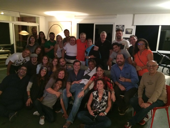 Elenco se reúne para assistir aos episódios de 'Pé na Cova' na casa de Mart'Nália (Foto: Arquivo pessoal)