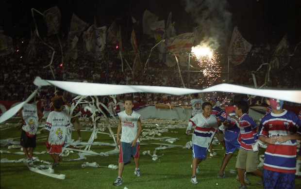 Torcida comemora acesso do Fortaleza à Série A, em 2002, sobre o Jundiaí, no PV (Foto: Kiko Silva/Agência Diário)