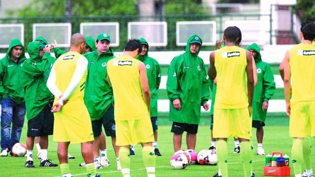Enderson Moreira orienta jogadores em treino do Goiás (Foto: Benedito Braga/O Popular)