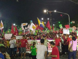 Passeata saiu de São Brás às 19h. Ato reuniu cerca de 20 mil pessoas, segundo organizadores (Foto: Alexandre Yuri/G1 PA)