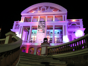 Teatro Amazonas recebeu as cores do Festival de Cinema na noite desta sexta (Foto: Jamille Alves/G1 AM)