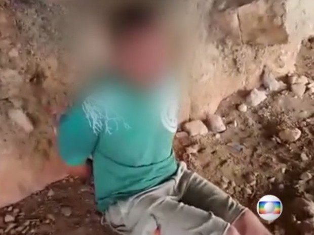 Homem foi encontrado por agentes da Draco após ser torturado e ameaçado de morte por milicianos da Favela do Aço, Zona Oeste do Rio (Foto: Reprodução / TV Globo)